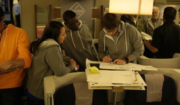 Cada equipe recebeu moletons coloridos para identificar o grupo (Foto: Divulgação / British Airways)