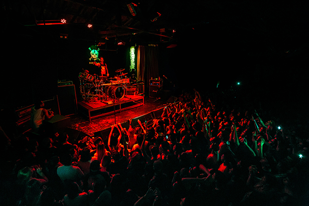 Show da banda Strike, no último dia 21 de fevereiro (Foto: Bruna Brandão / Elástica)